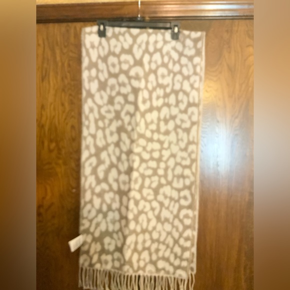 H&M Accessories - H&M Tan and Cream Textured Scarf